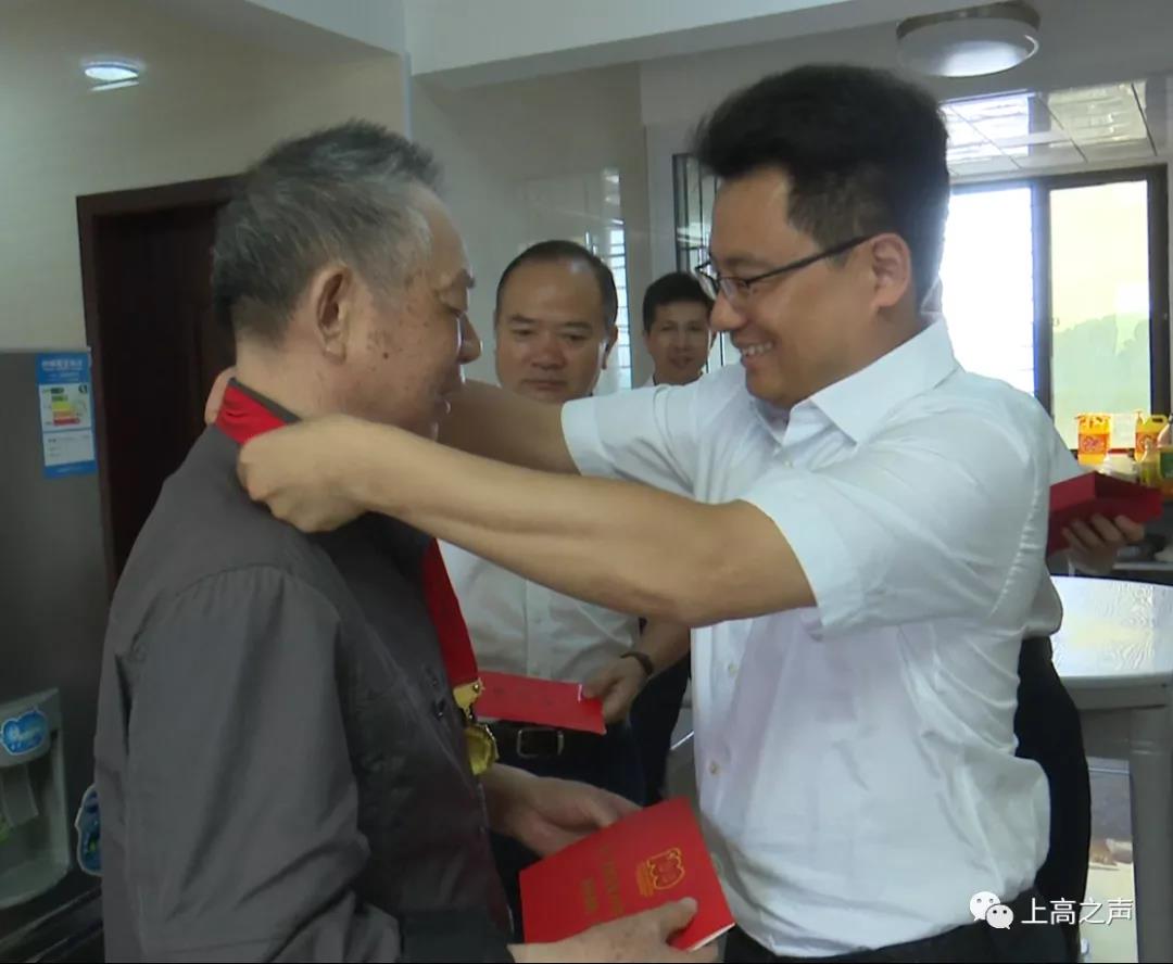 金彪开展“七一”走访慰问活动 1